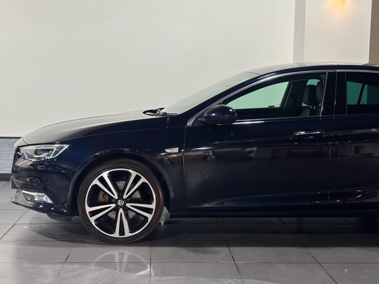 Voiture
                                                 Vauxhall Insignia 2.0 Turbo D BlueInjection Elite Nav Grand Sport 5dr Diesel Manual Euro 6 (s/s) (170 ps)
