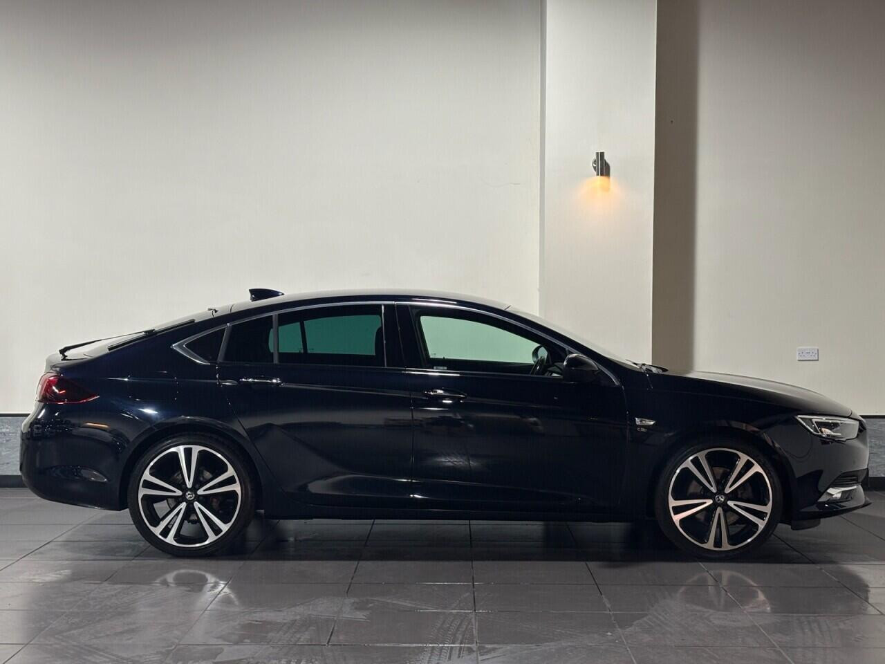 Voiture
                                                 Vauxhall Insignia 2.0 Turbo D BlueInjection Elite Nav Grand Sport 5dr Diesel Manual Euro 6 (s/s) (170 ps)