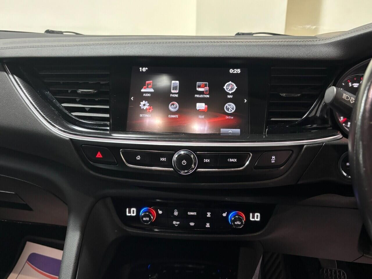 Voiture
                                                 Vauxhall Insignia 2.0 Turbo D BlueInjection Elite Nav Grand Sport 5dr Diesel Manual Euro 6 (s/s) (170 ps)
