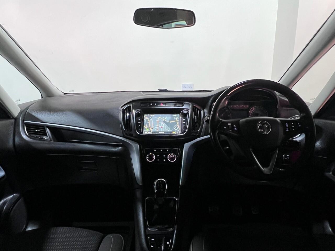 Voiture
                                                 Vauxhall Zafira Tourer 2.0 CDTi SRi Nav MPV 5dr Diesel Manual Euro 6 (s/s) (170 ps)