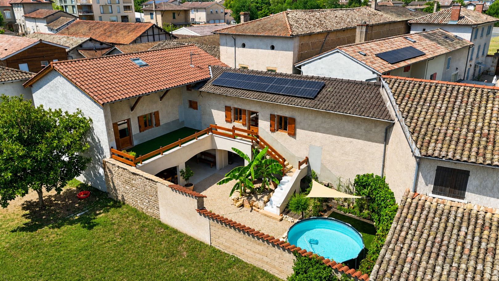 
                                                Vente
                                                 Venez découvrir cette magnifique Maison rénovée au coeur du village.