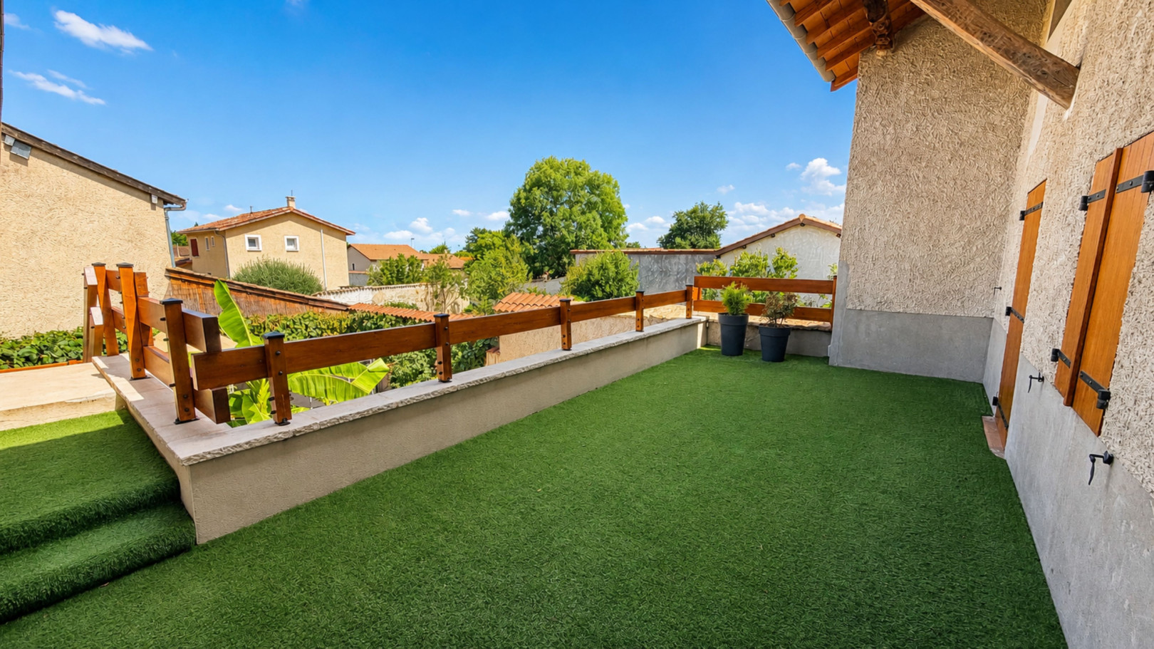 
                                                Vente
                                                 Venez découvrir cette magnifique Maison rénovée au coeur du village.