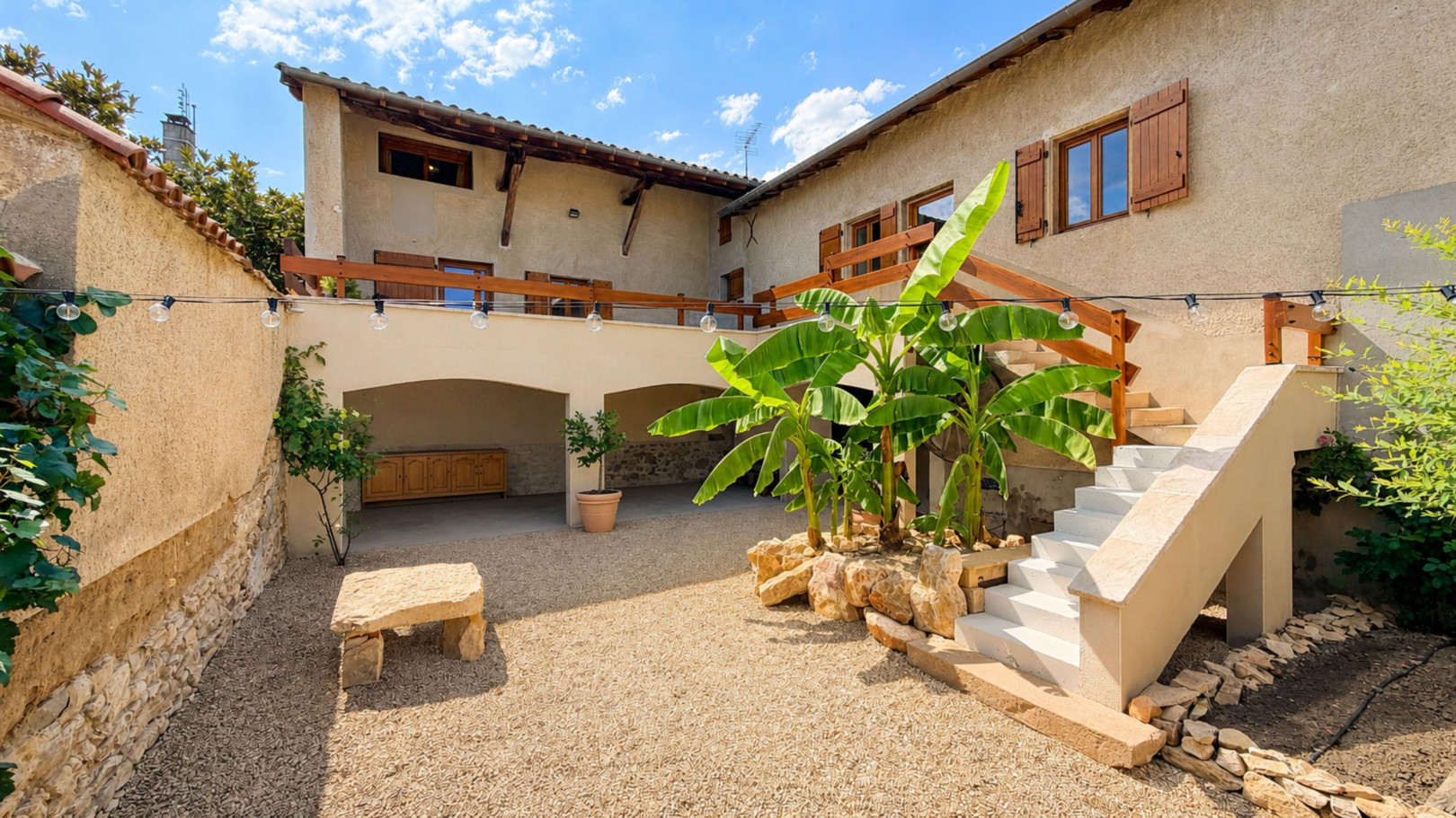
                                                Vente
                                                 Venez découvrir cette magnifique Maison rénovée au coeur du village.