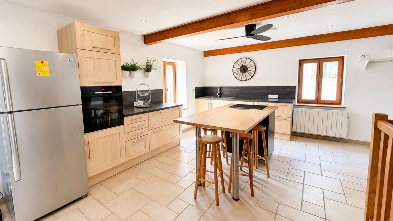 
                                                Vente
                                                 Venez découvrir cette magnifique Maison rénovée au coeur du village.