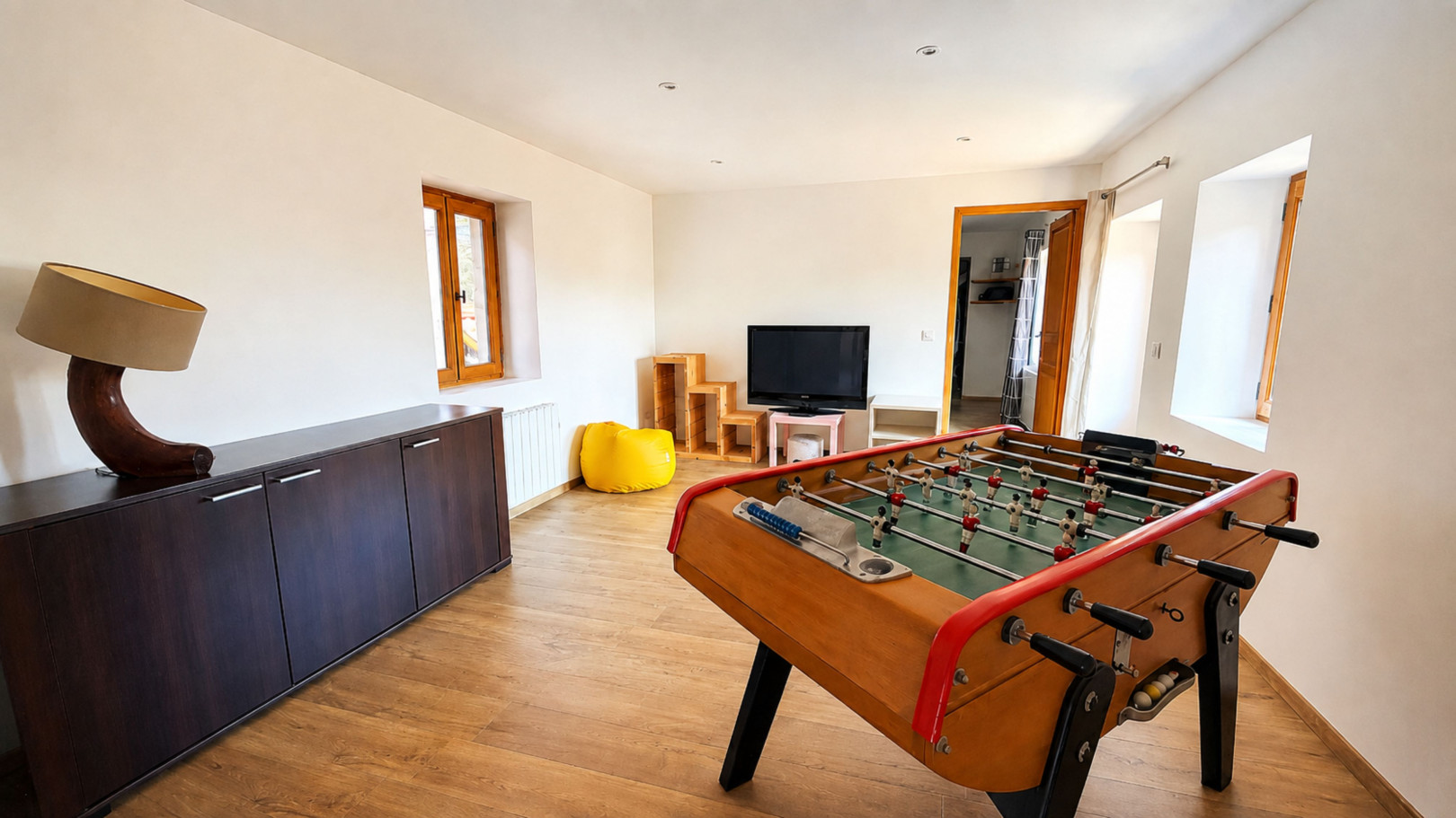 
                                                Vente
                                                 Venez découvrir cette magnifique Maison rénovée au coeur du village.
