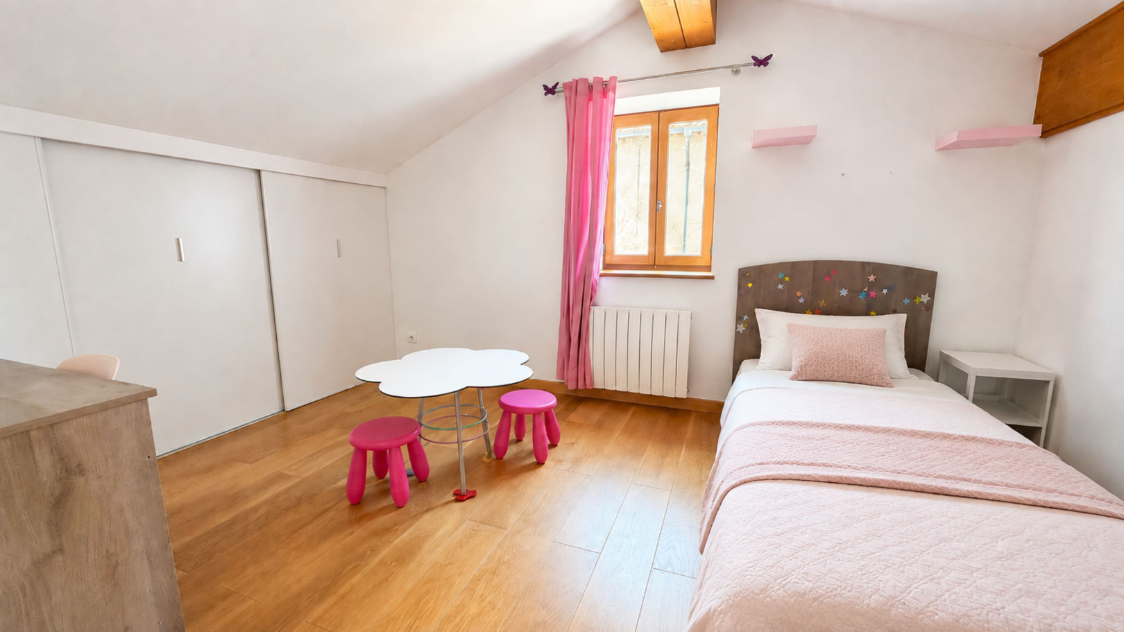 
                                                Vente
                                                 Venez découvrir cette magnifique Maison rénovée au coeur du village.