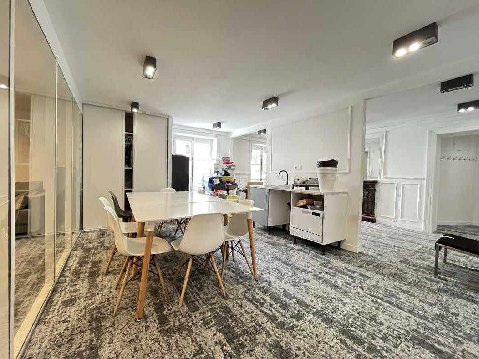 
                                                Vente
                                                 Vente Bureaux Paris 75008