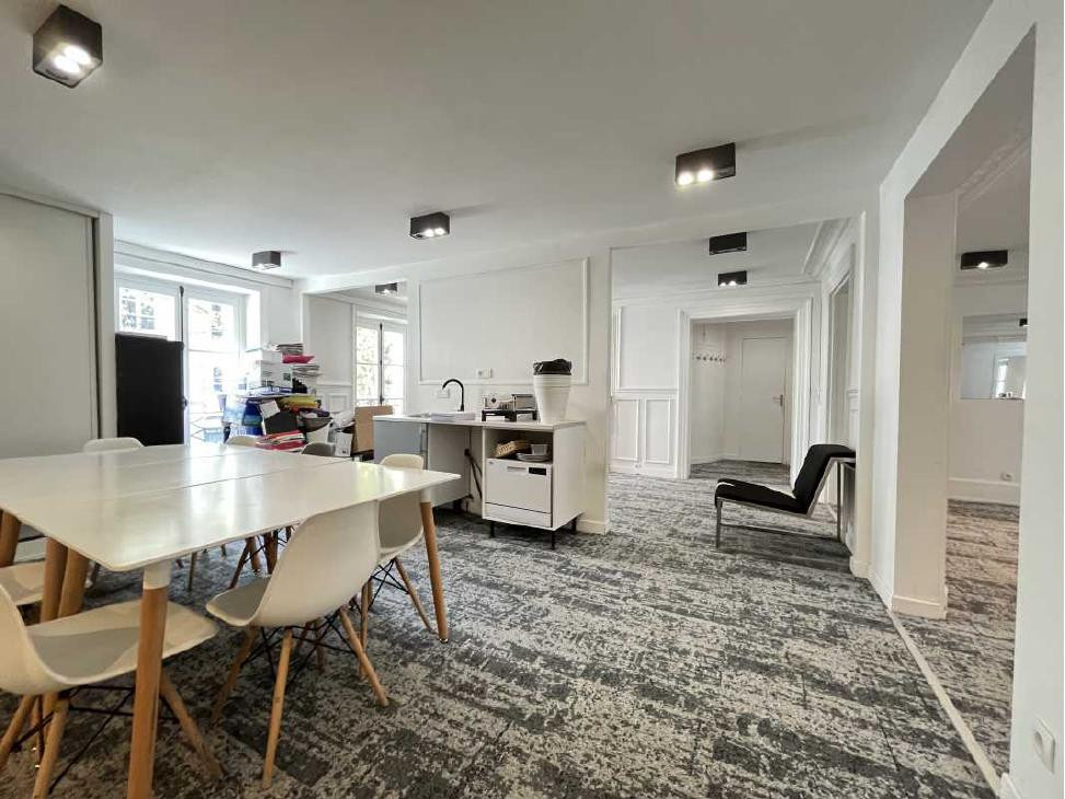 
                                                Vente
                                                 Vente Bureaux Paris 75008