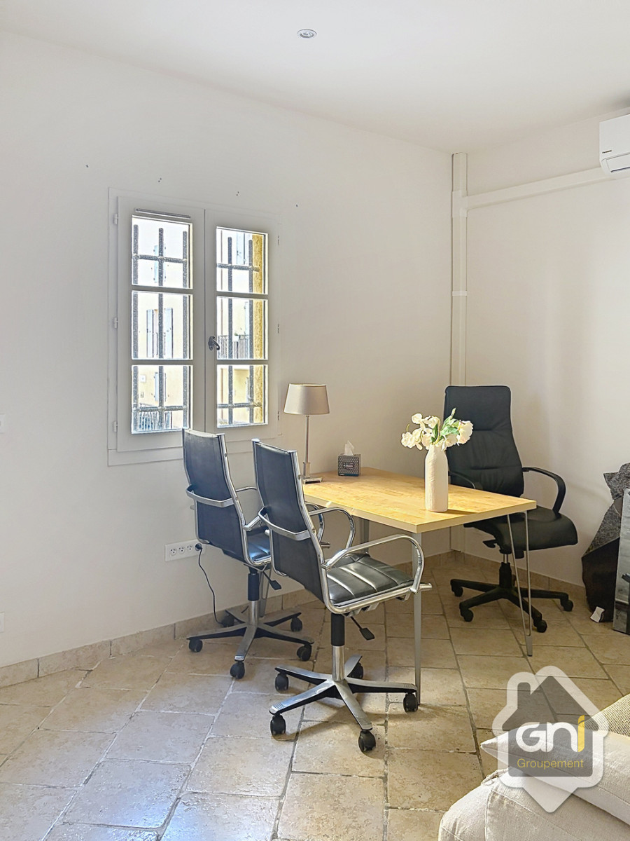 
                                                Vente
                                                 Vente de 2 bureaux et 11box de stockage