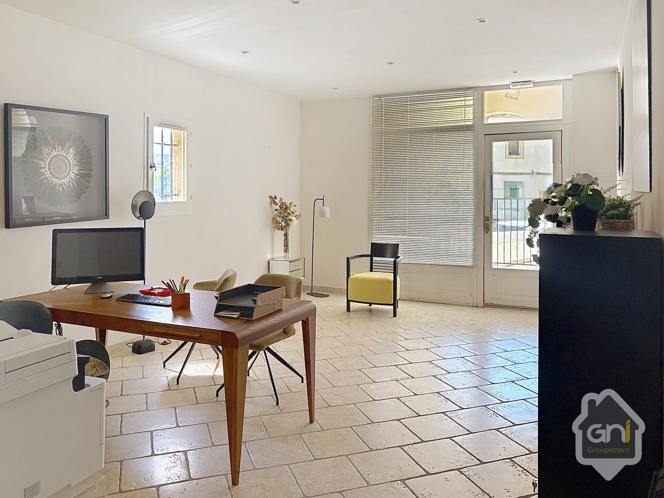 
                                                Vente
                                                 Vente de 2 bureaux et 11box de stockage