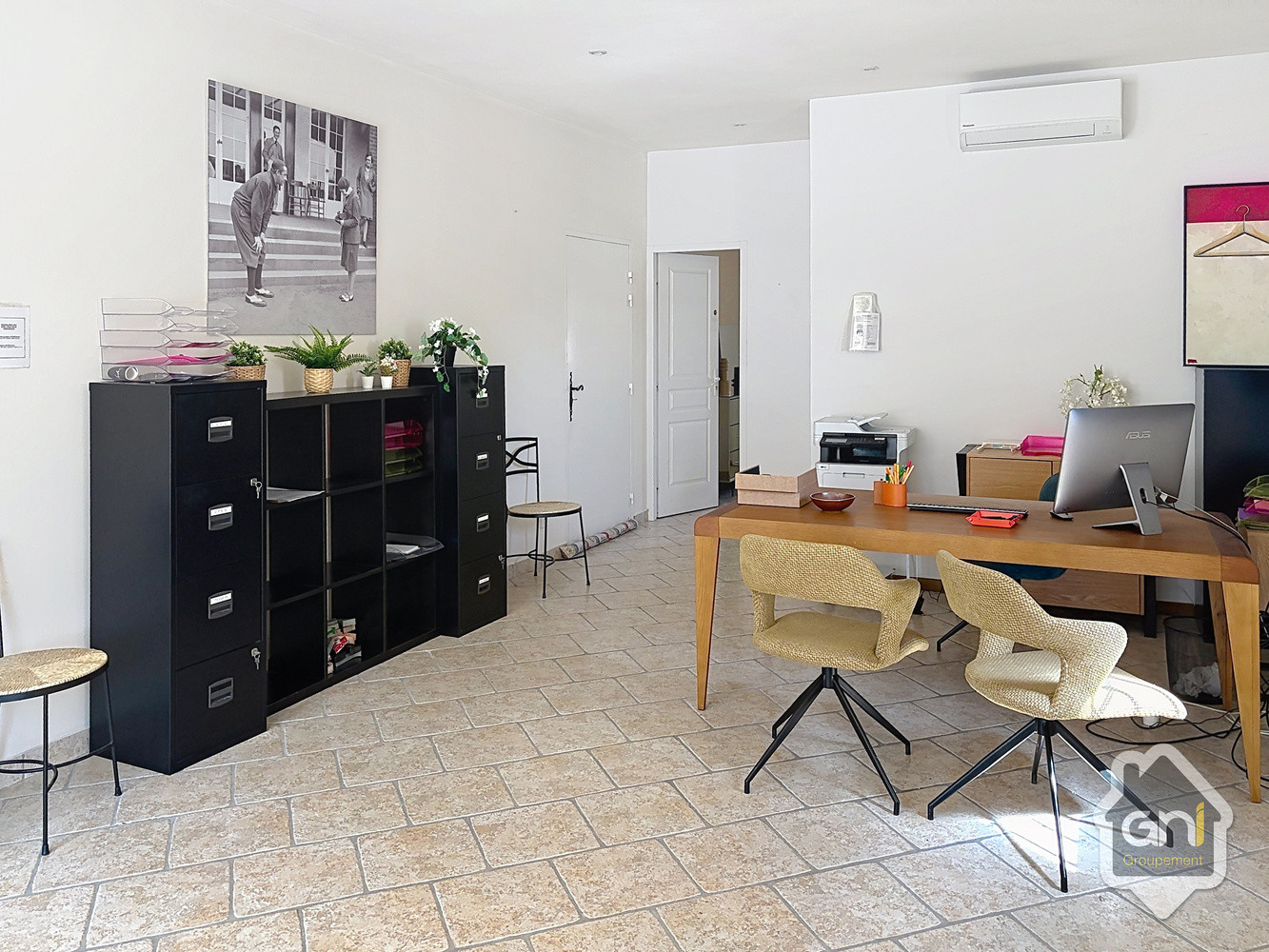 
                                                Vente
                                                 Vente de 2 bureaux et 11box de stockage