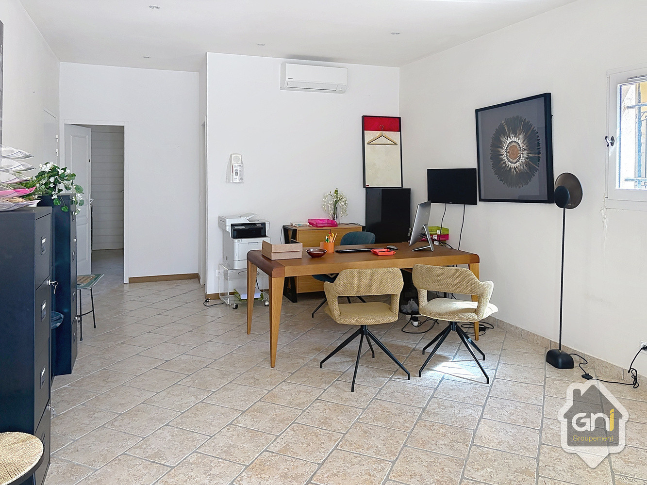 
                                                Vente
                                                 Vente de 2 bureaux et 11box de stockage