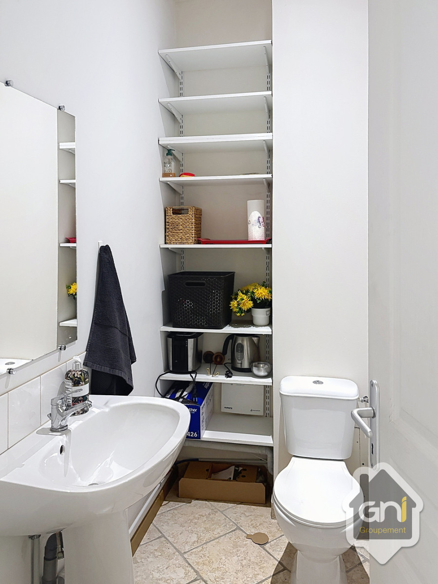 
                                                Vente
                                                 Vente de 2 bureaux et 11box de stockage