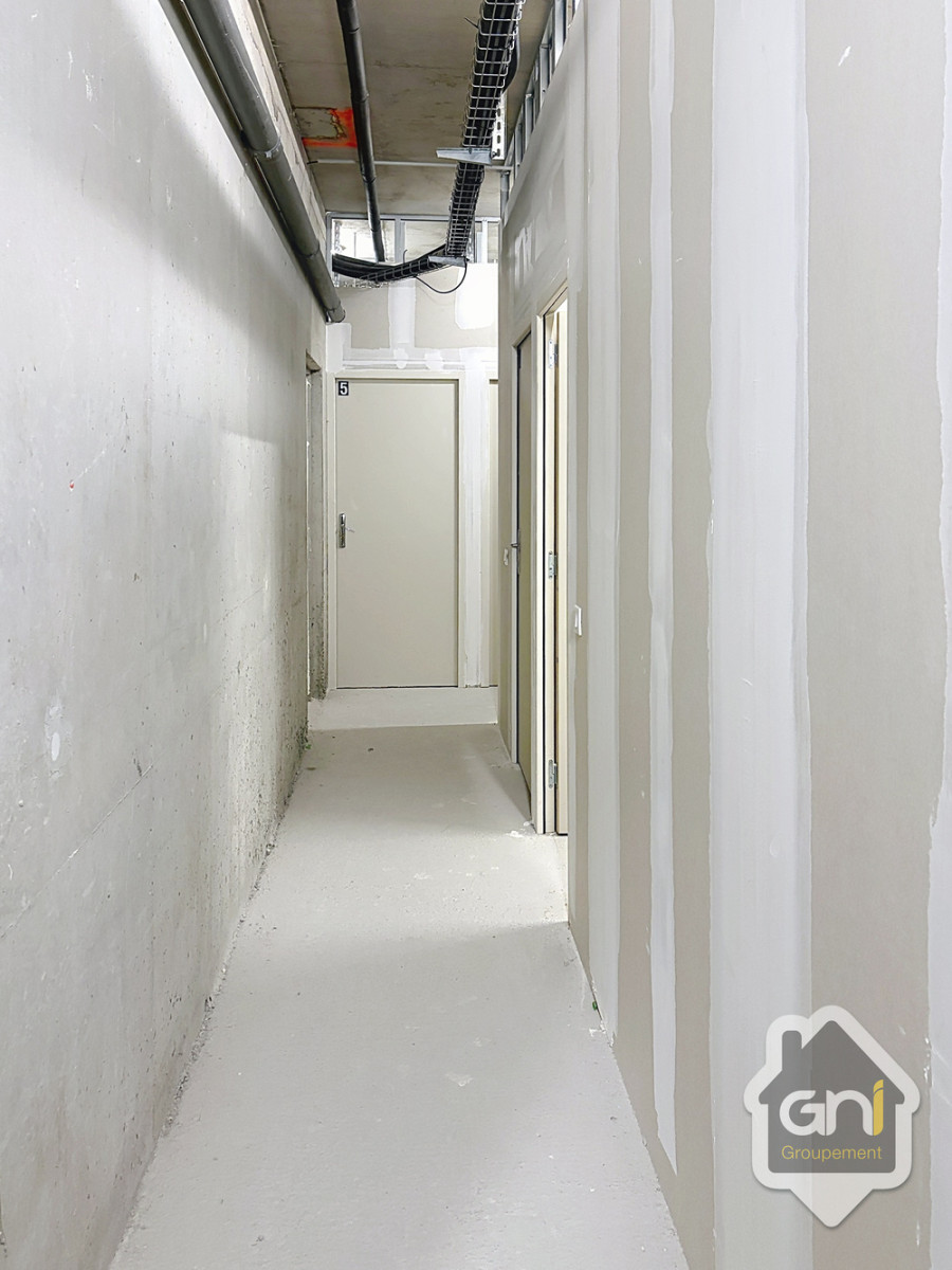 
                                                Vente
                                                 Vente de 2 bureaux et 11box de stockage