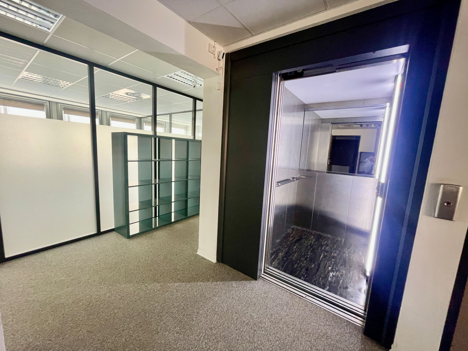 
                                                Vente
                                                 Vente et location Bureaux Marseille 13006