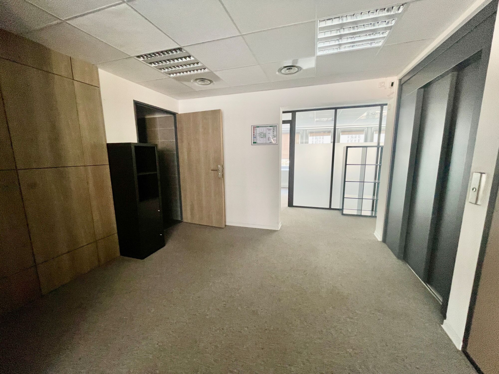 
                                                Vente
                                                 Vente et location Bureaux Marseille 13006