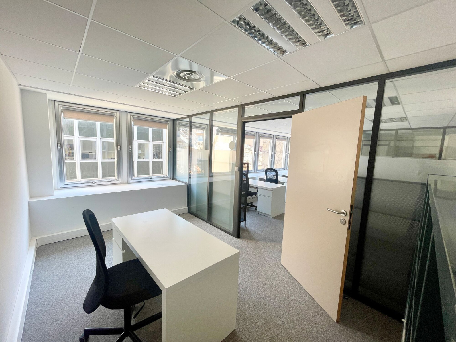 
                                                Vente
                                                 Vente et location Bureaux Marseille 13006
