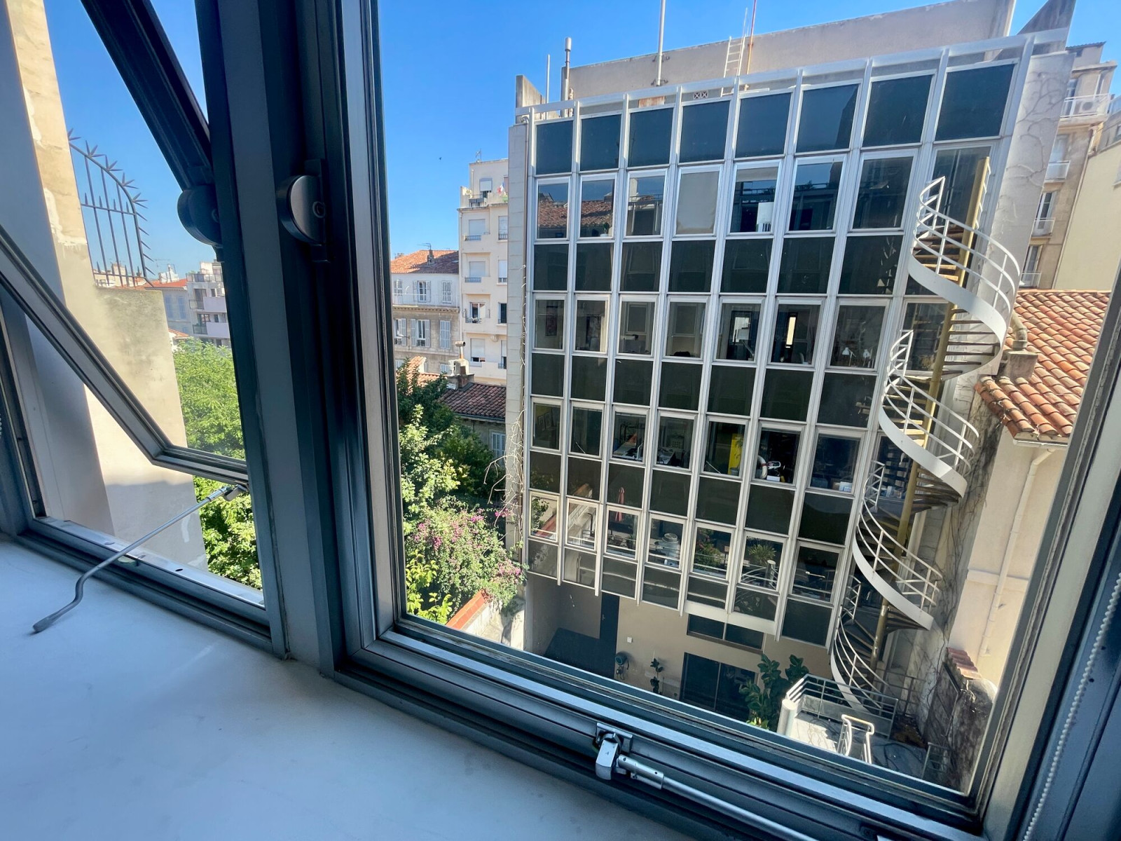 
                                                Vente
                                                 Vente et location Bureaux Marseille 13006