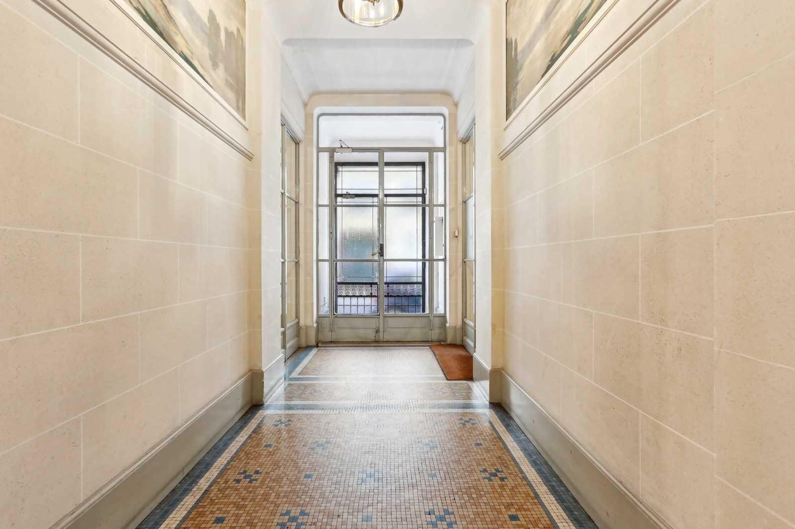 
                                                Vente
                                                 Vente et location Bureaux Paris 75008