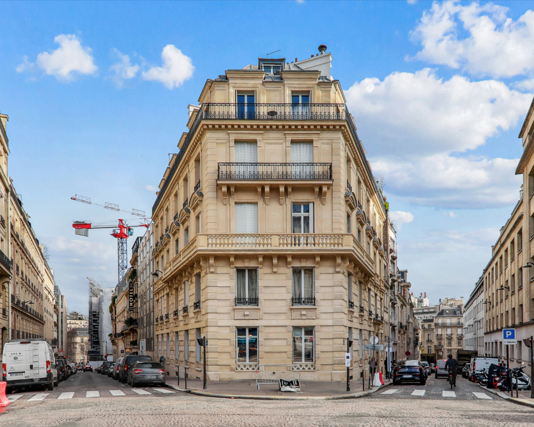 
                                                Vente
                                                 Vente et location Bureaux Paris 75008