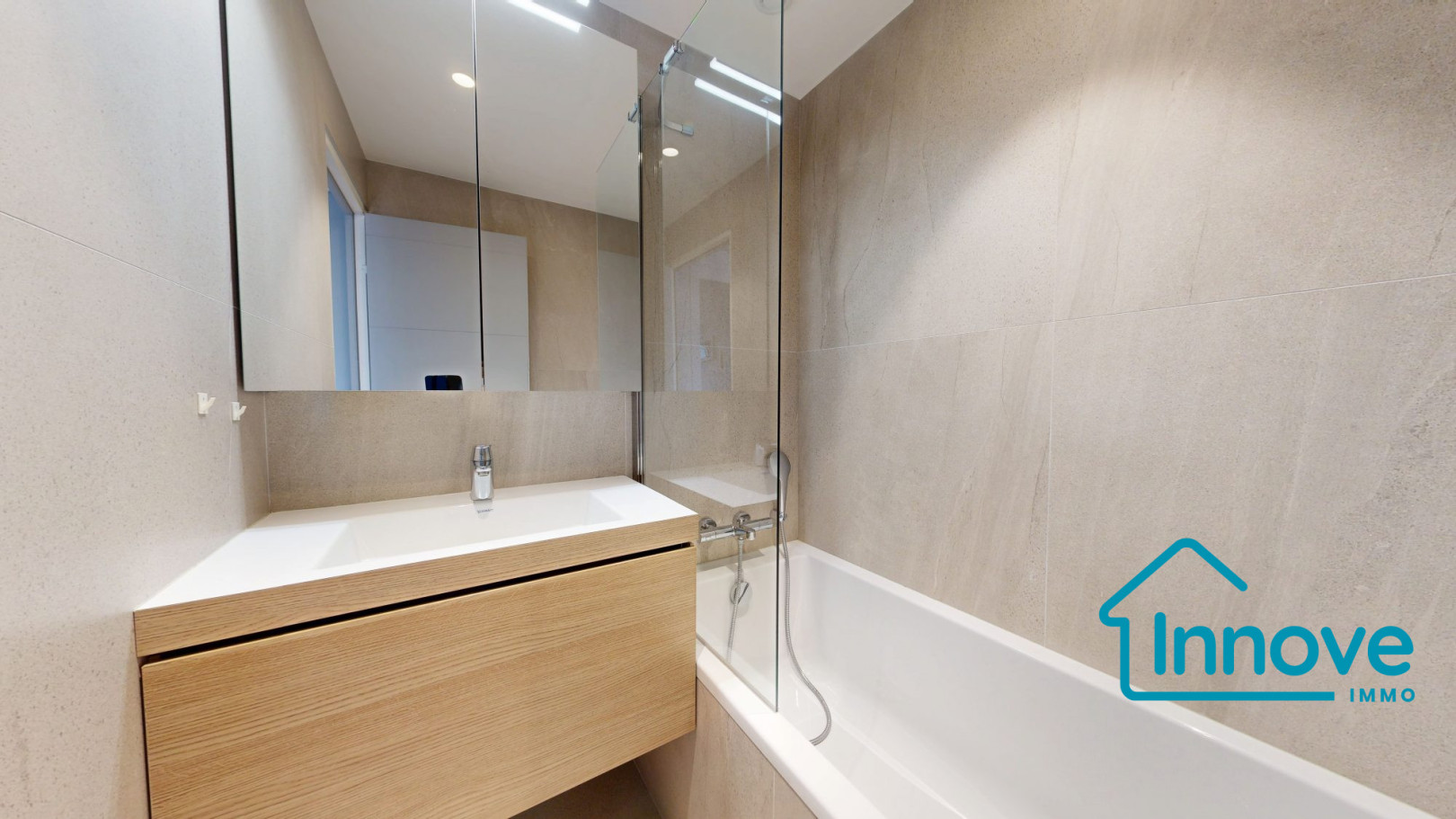 
                                                Vente
                                                 VERSAILLES Montbauron- appartement 93 m²- 3 chambres_ Balcon vu