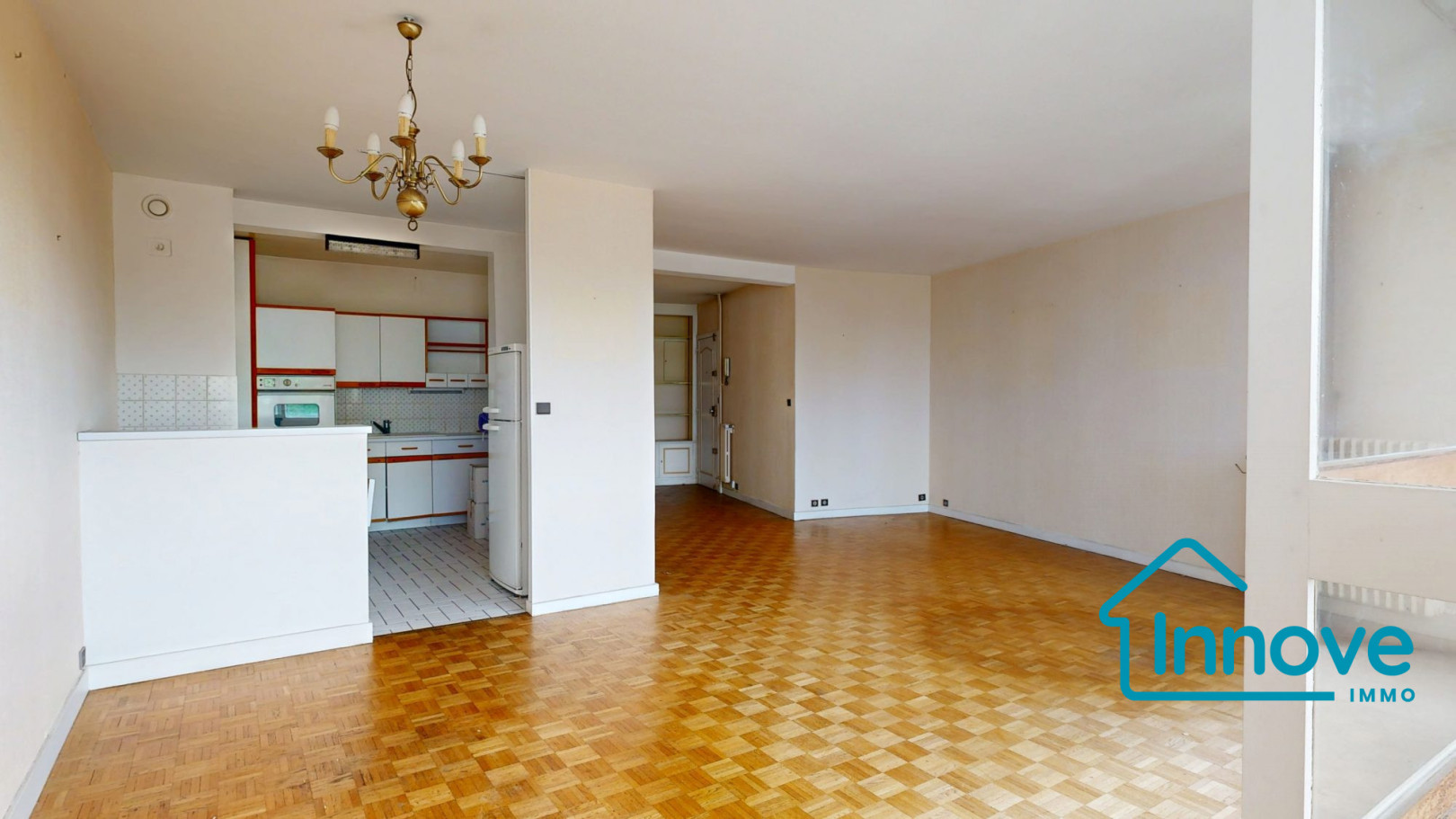 
                                                Vente
                                                 Versailles Montreuil St-Symphorien 4 pièces 100 m²- balcon et