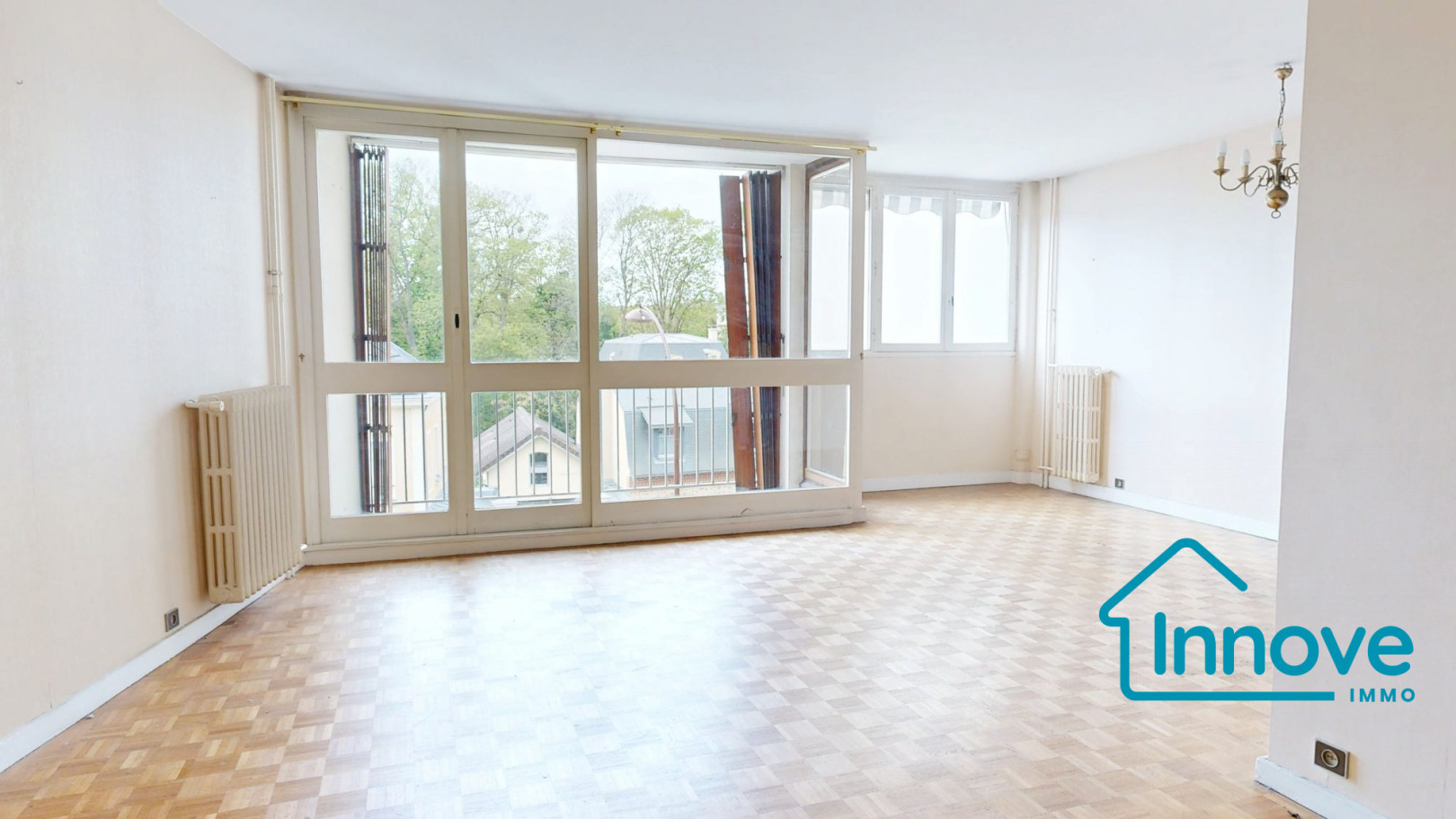 
                                                Vente
                                                 Versailles Montreuil St-Symphorien 4 pièces 100 m²- balcon et