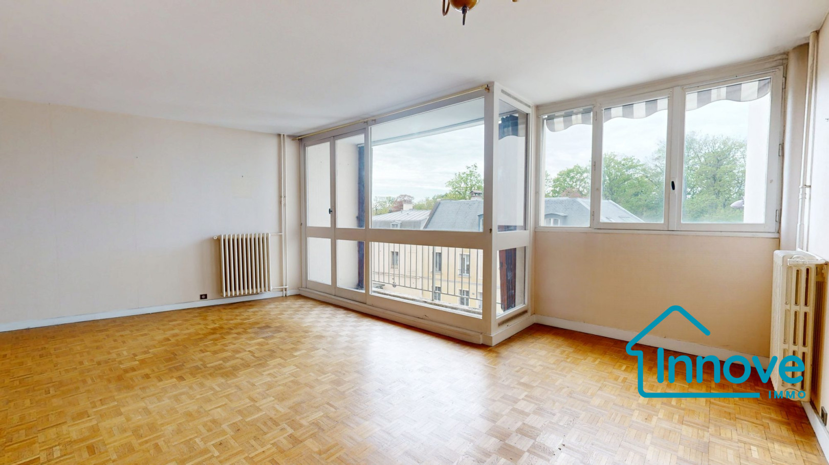 
                                                Vente
                                                 Versailles Montreuil St-Symphorien 4 pièces 100 m²- balcon et