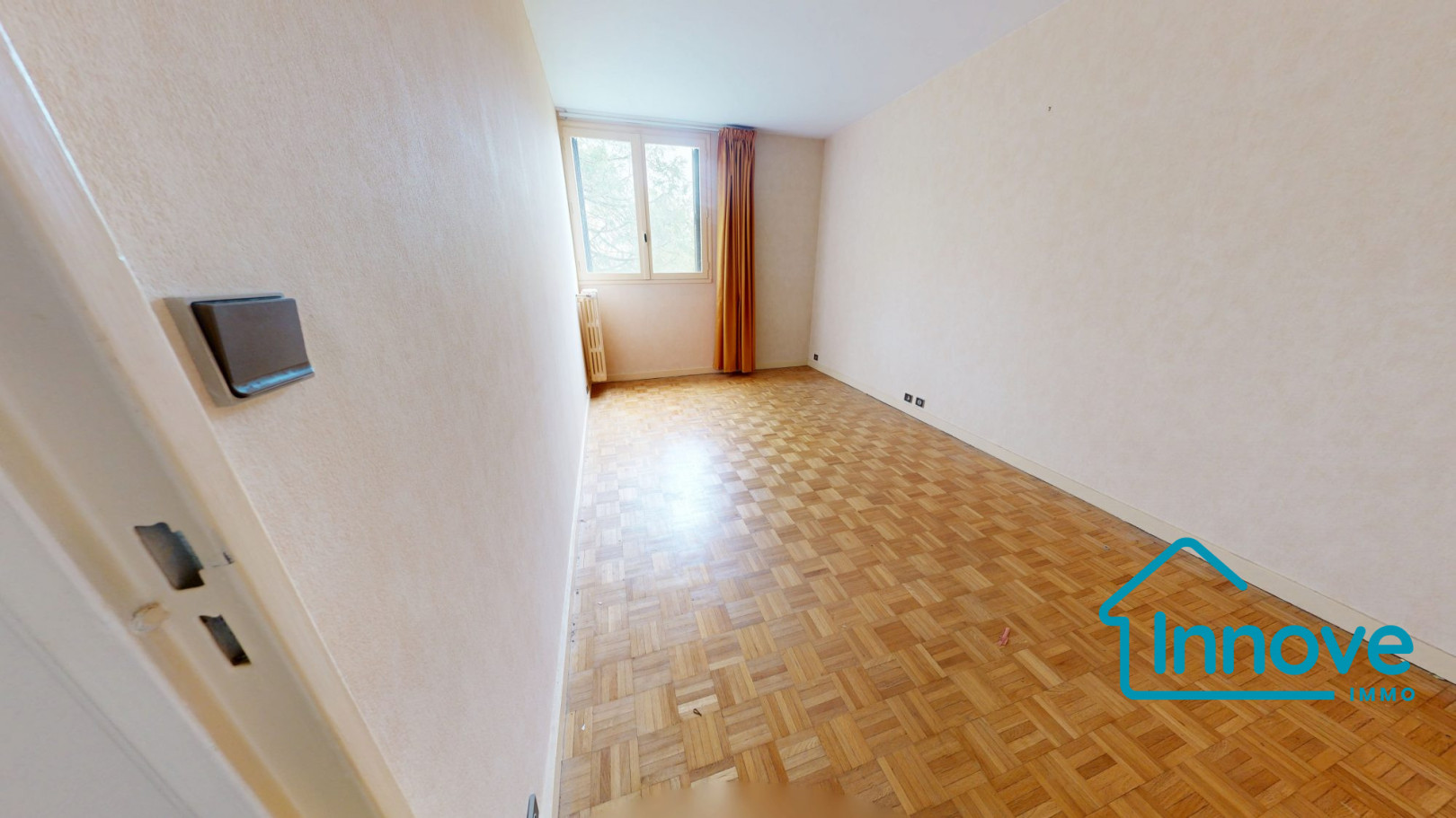 
                                                Vente
                                                 Versailles Montreuil St-Symphorien 4 pièces 100 m²- balcon et