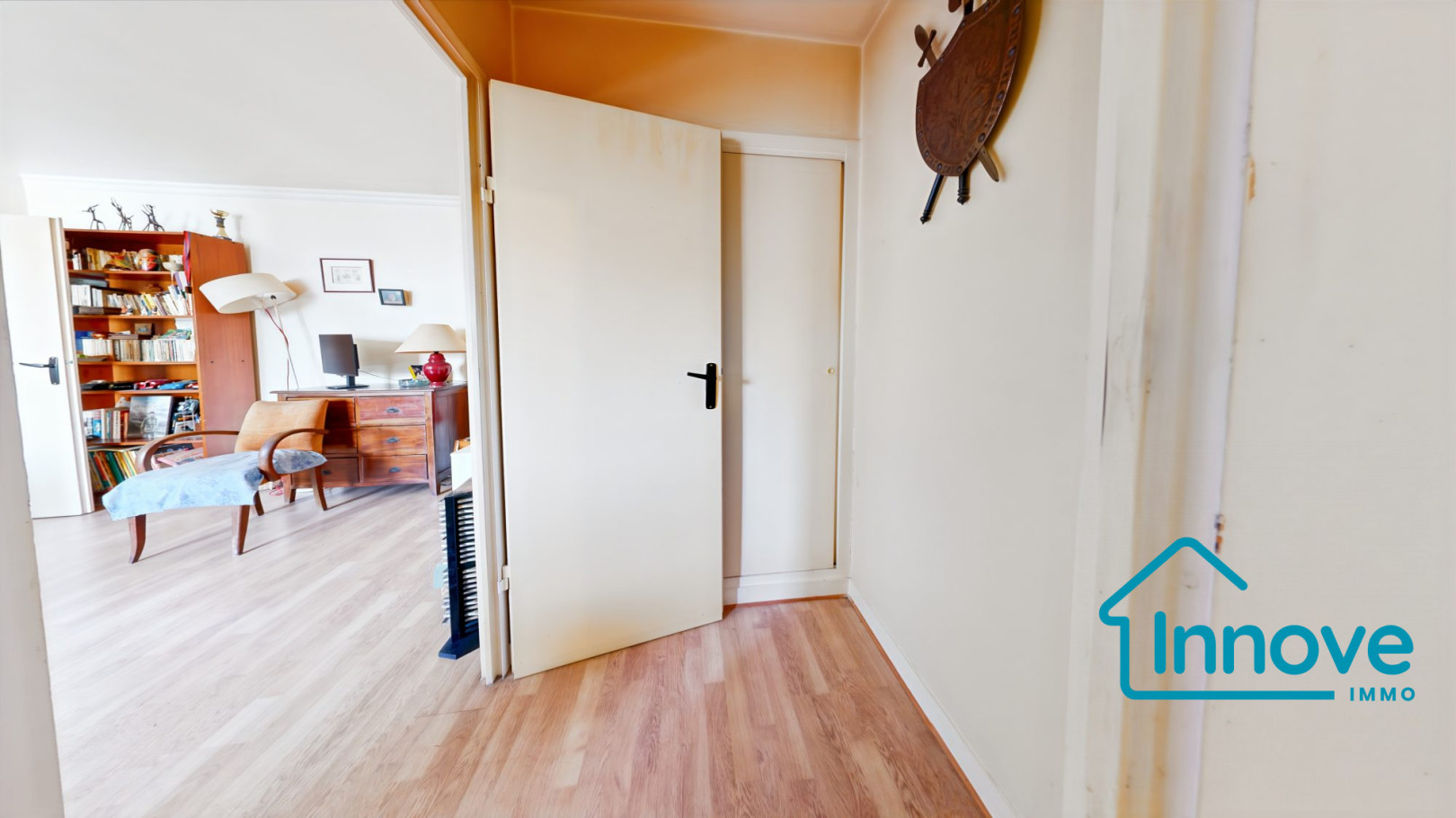 
                                                Vente
                                                 Versailles, quartier Clagny: grand studio (ascenseur)