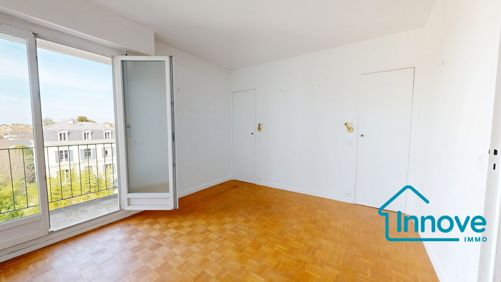 
                                                Vente
                                                 VERSAILLES rive droite- appartement 86 m²_ 2 chambres - balcon