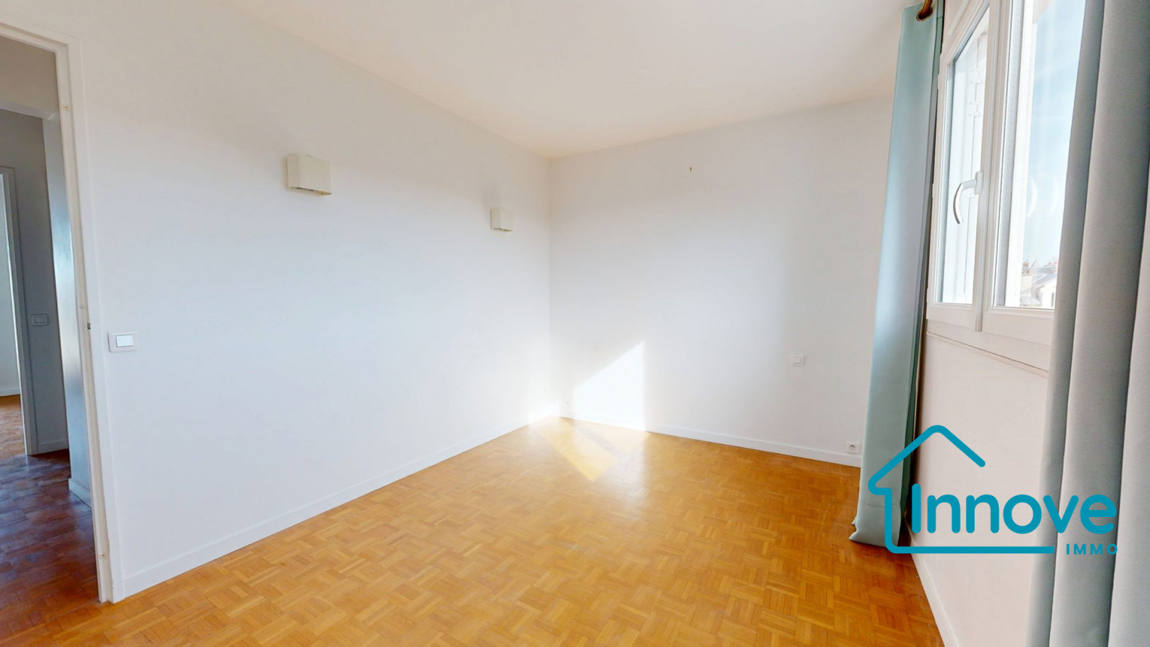 
                                                Vente
                                                 VERSAILLES rive droite- appartement 86 m²_ 2 chambres - balcon