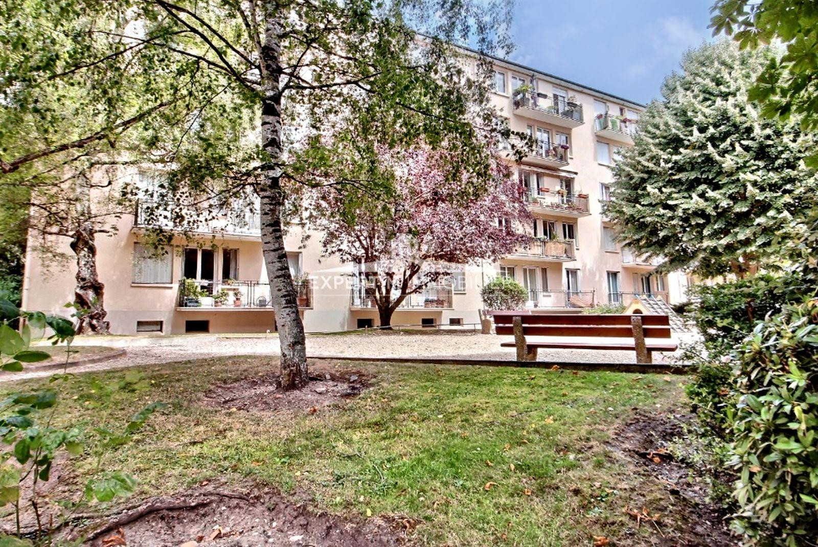 
                                                Location
                                                 VERSAILLES RIVE-DROITE/NOTRE-DAME