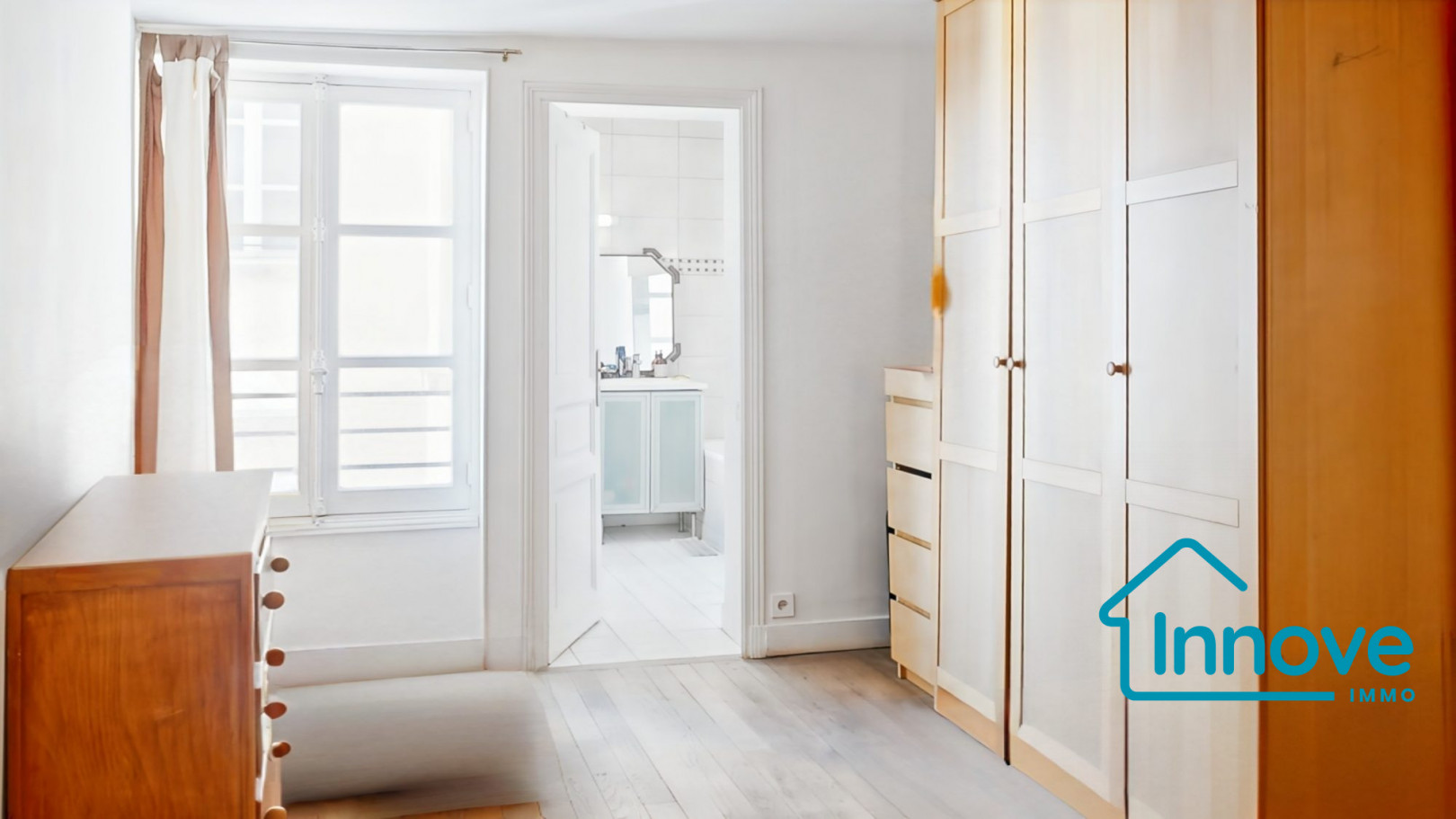 
                                                Vente
                                                 Versailles rue de la Paroisse 3 pièces