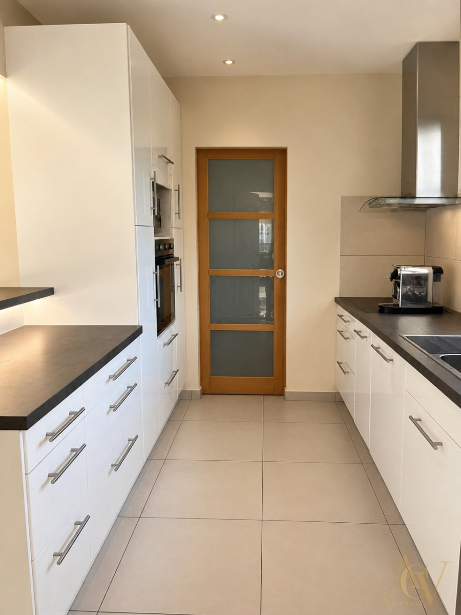 
                                                Vente
                                                 Villa 4 pièces avec piscine et vue exceptionnelle