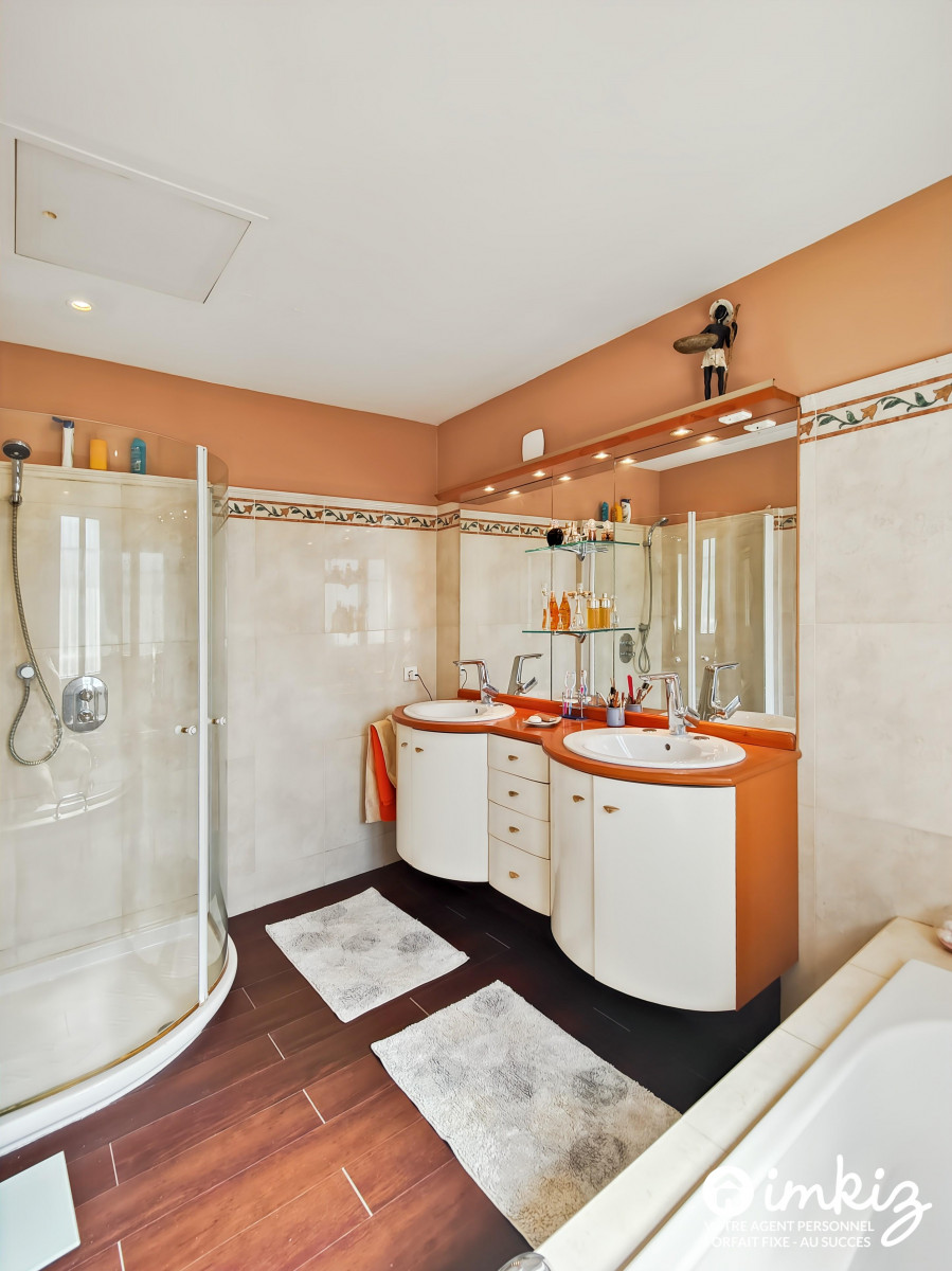 
                                                Vente
                                                 Villa 5 pièces 142,8 m² , jardin  avec piscine