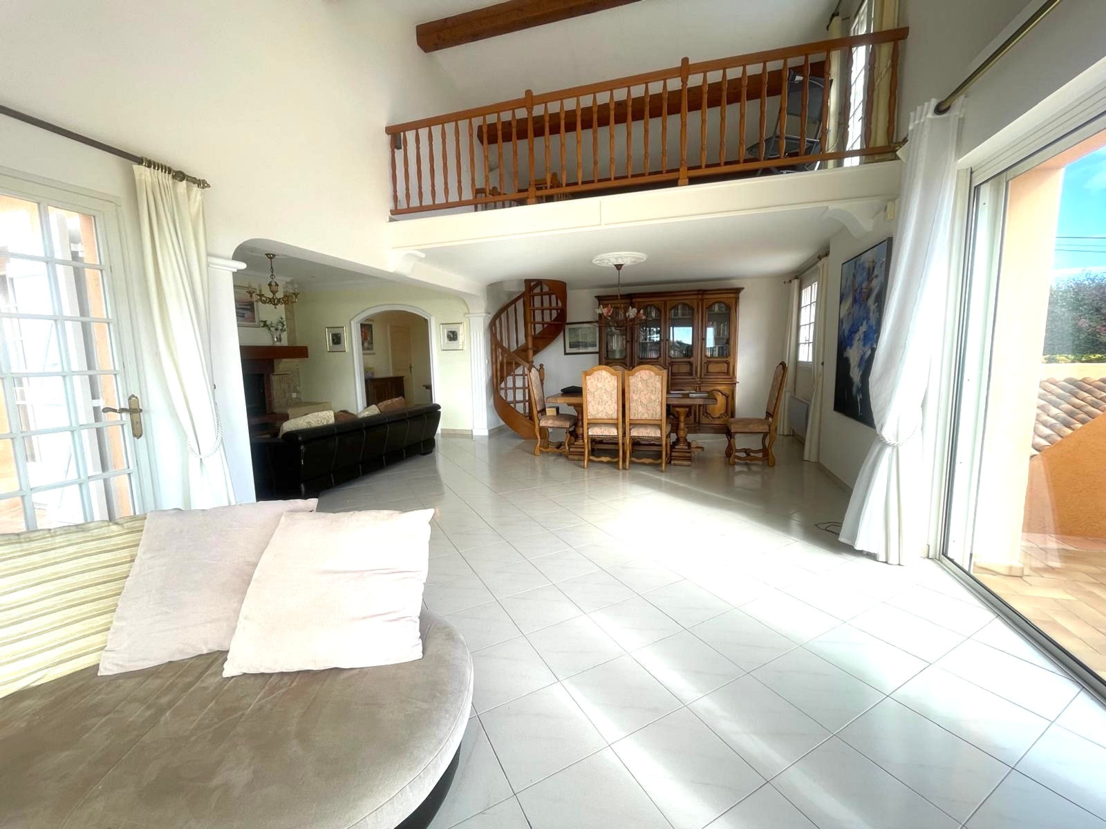 
                                                Vente
                                                 Villa 5 pièces - 212 m2 - Vue mer