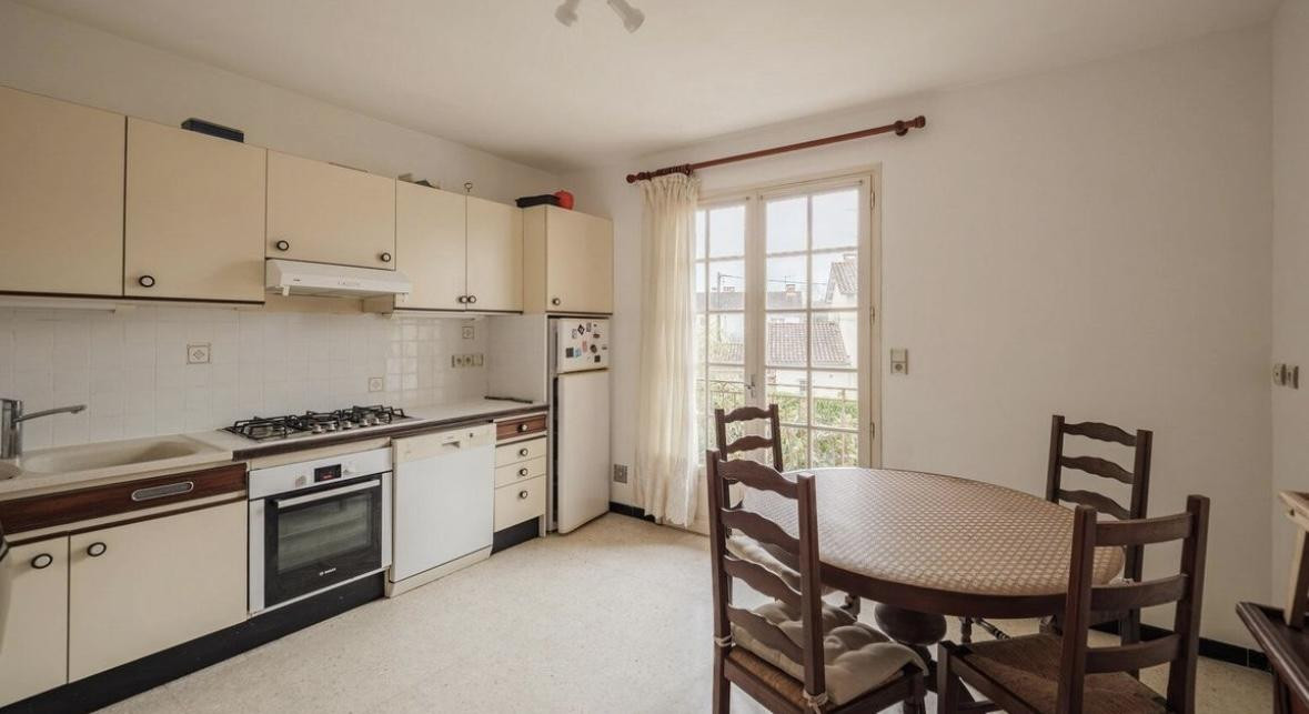 
                                                Location
                                                 Villa bourgeoise 6 pièces + garage : 195 M2