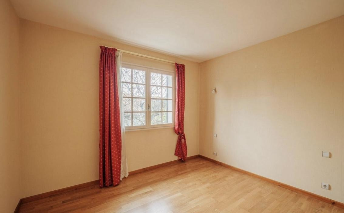 
                                                Location
                                                 Villa bourgeoise 6 pièces + garage : 195 M2