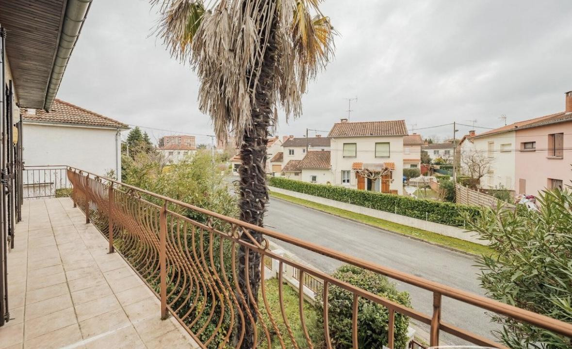 
                                                Location
                                                 Villa bourgeoise 6 pièces + garage : 195 M2