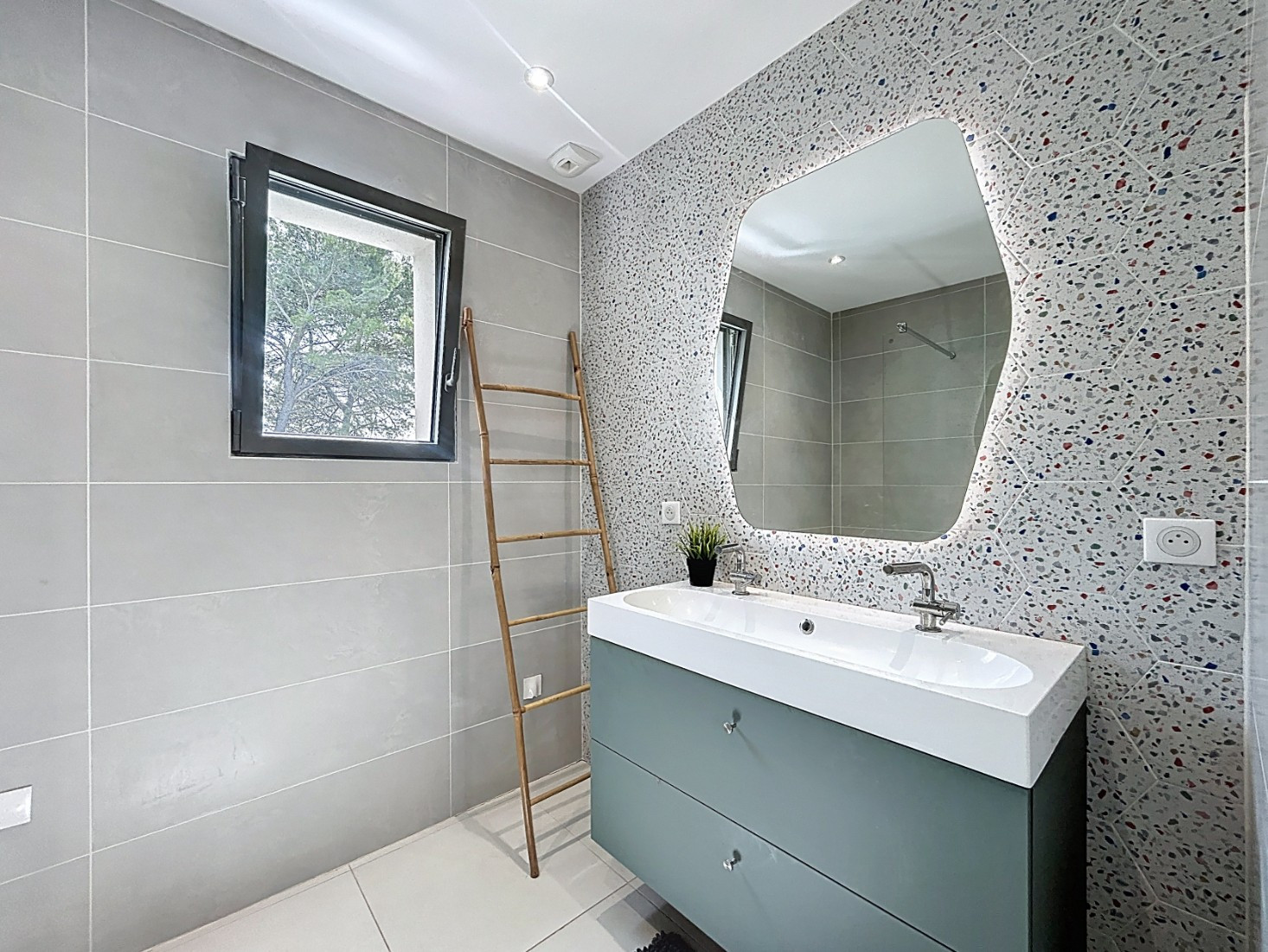
                                                Vente
                                                 VILLA CONTEMPORAINE – VUE DÉGAGÉE & BASSIN DE NAGE
