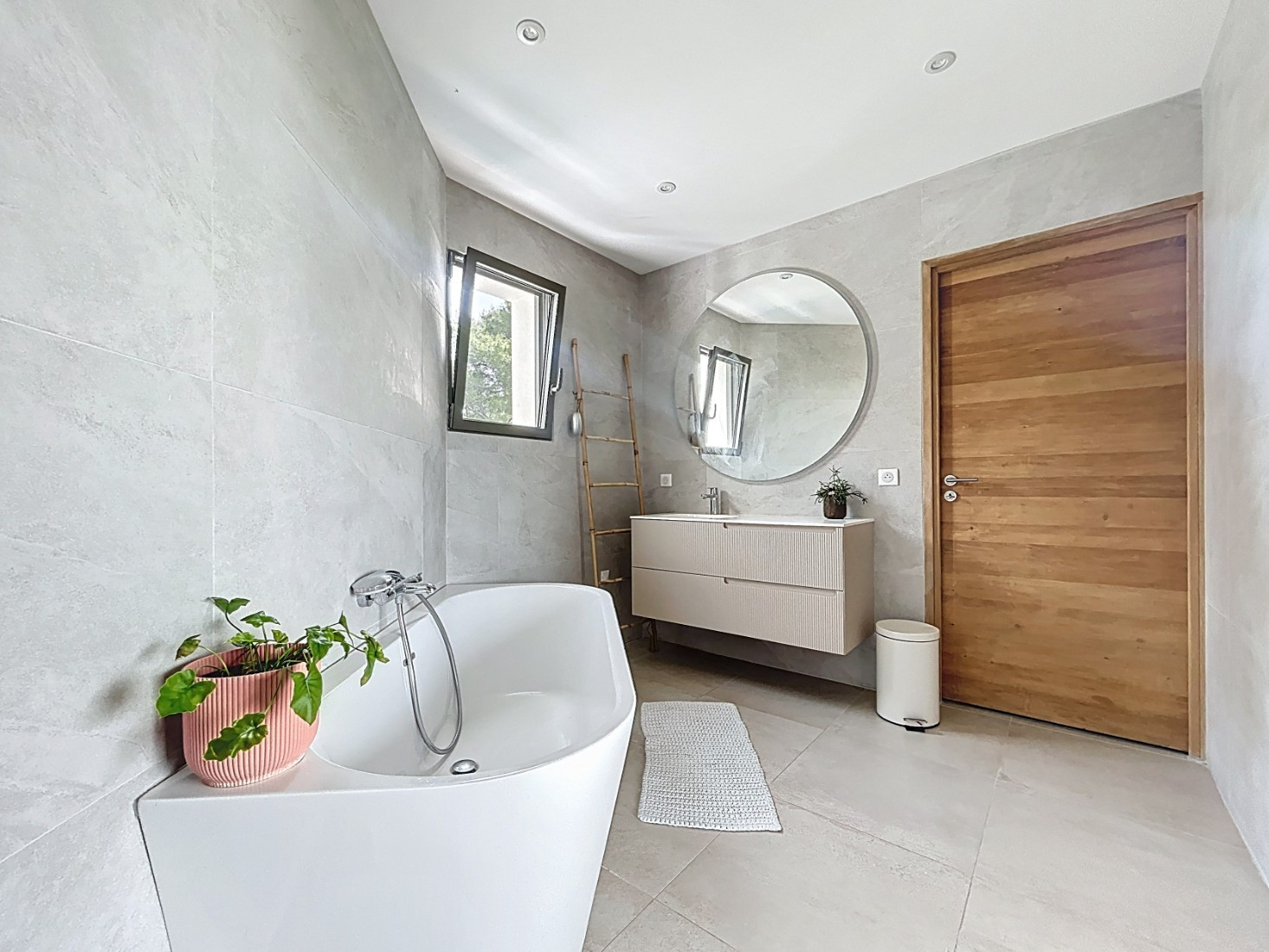 
                                                Vente
                                                 VILLA CONTEMPORAINE – VUE DÉGAGÉE & BASSIN DE NAGE