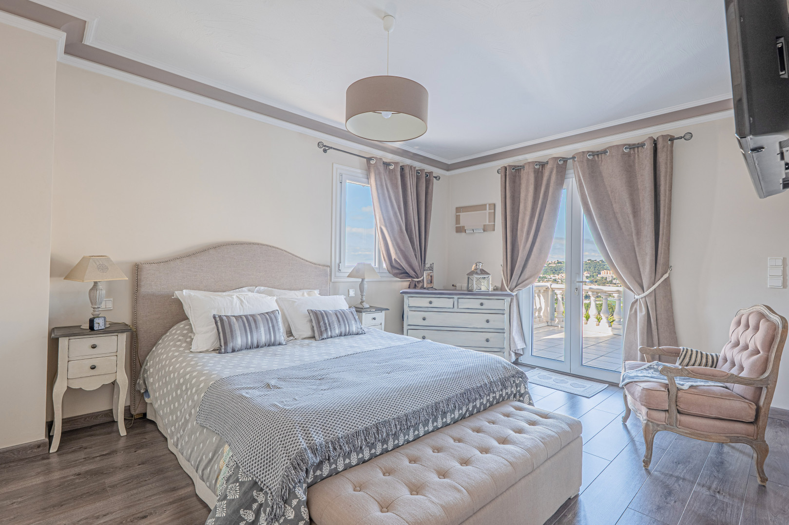 
                                                Vente
                                                 VILLA CORNICHE FLEURIE