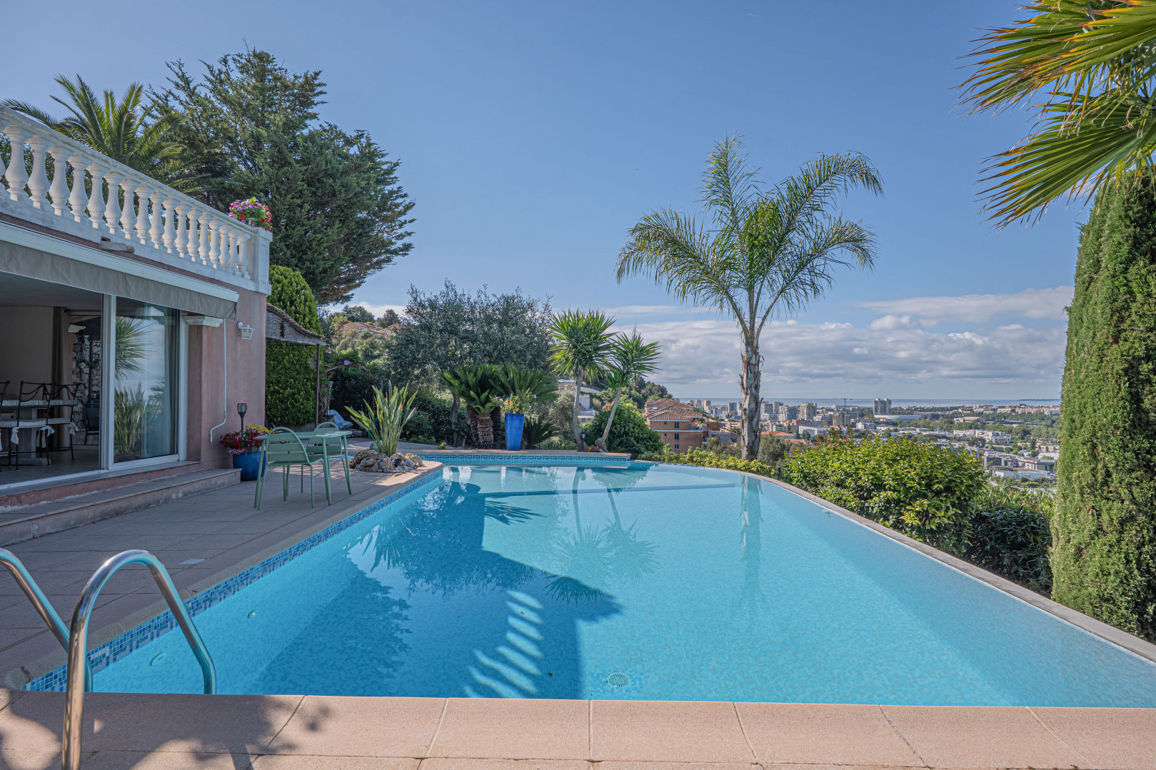 
                                                Vente
                                                 VILLA CORNICHE FLEURIE