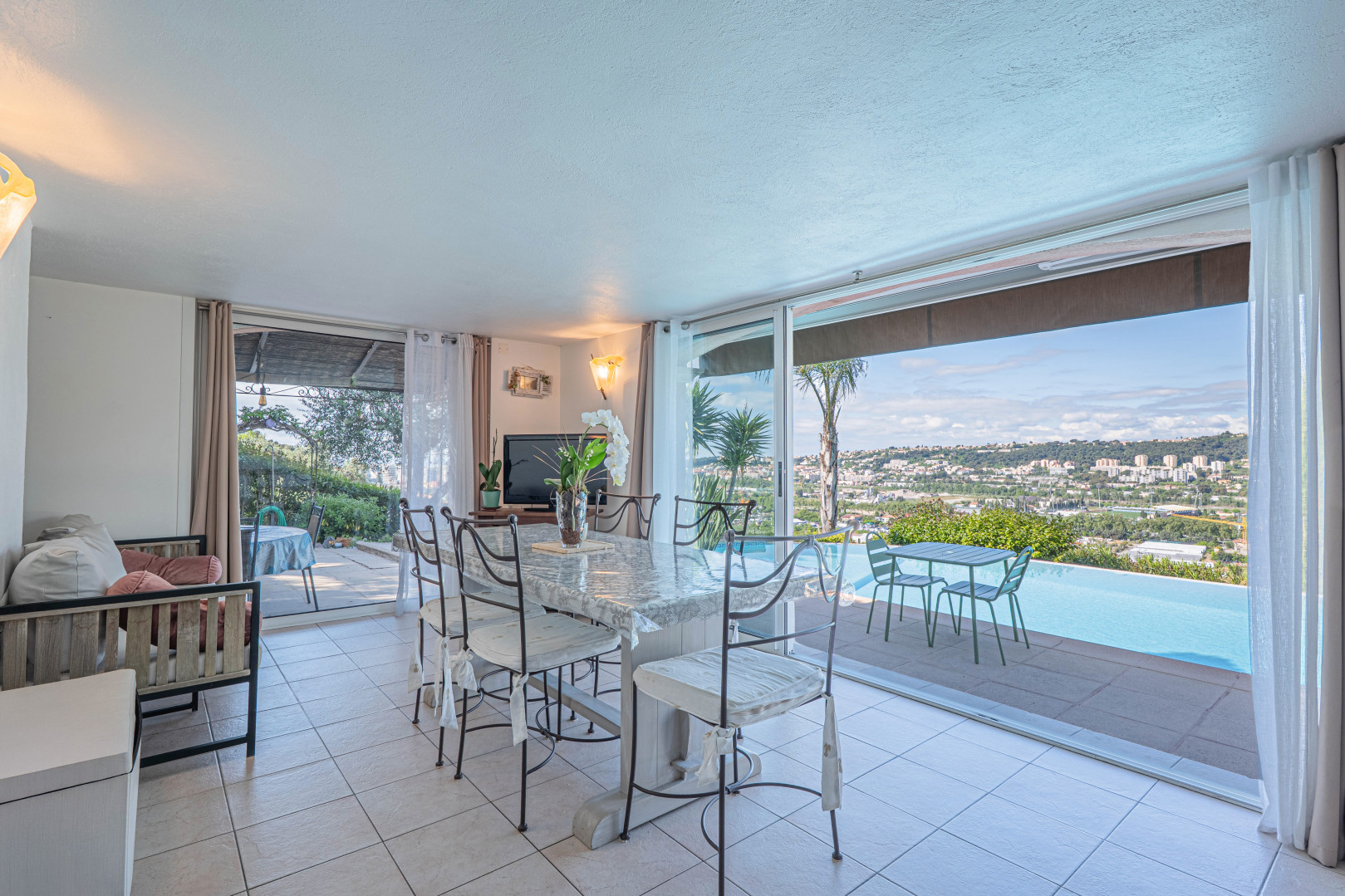 
                                                Vente
                                                 VILLA CORNICHE FLEURIE