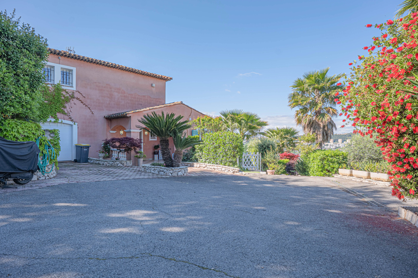 
                                                Vente
                                                 VILLA CORNICHE FLEURIE