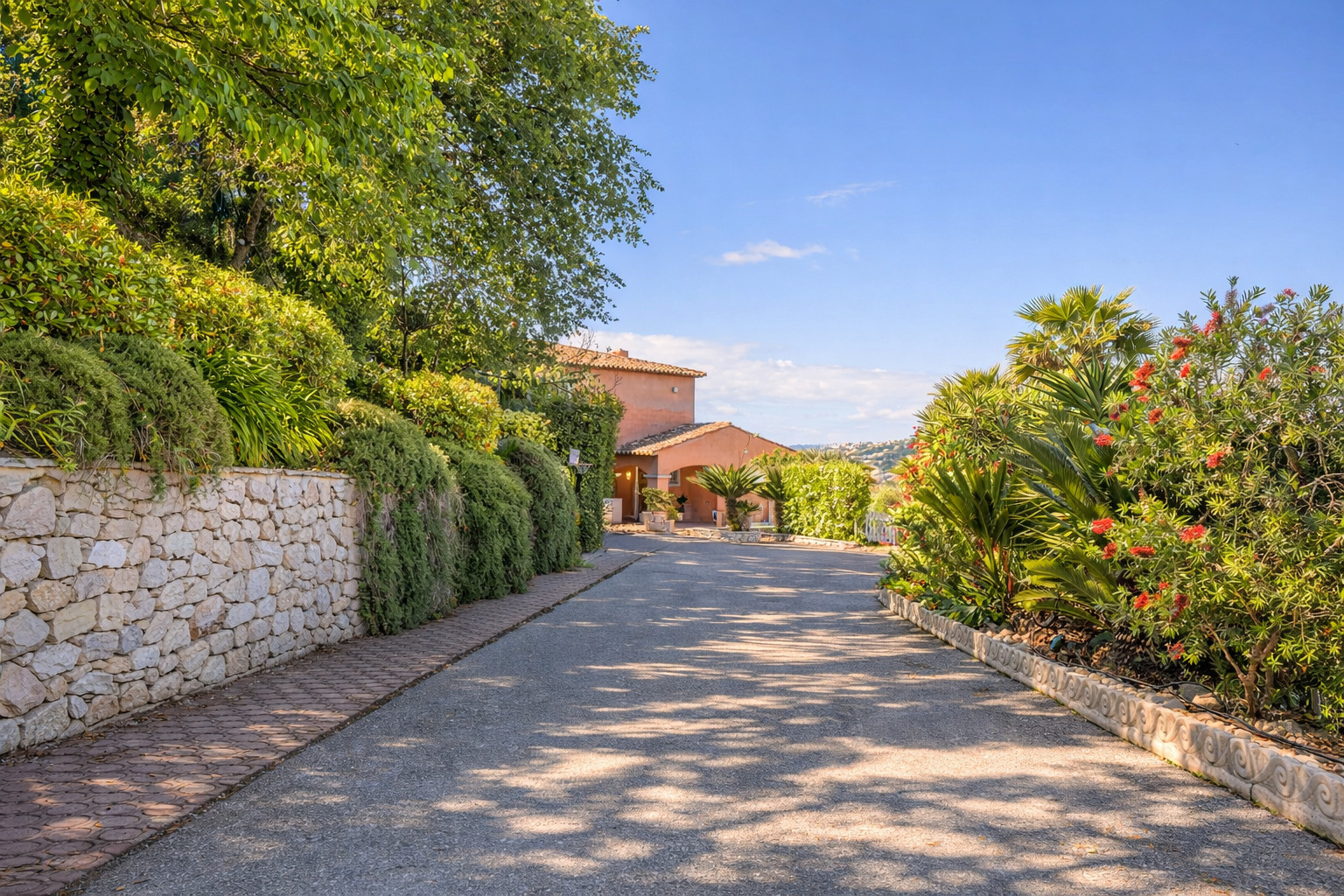 
                                                Vente
                                                 VILLA CORNICHE FLEURIE