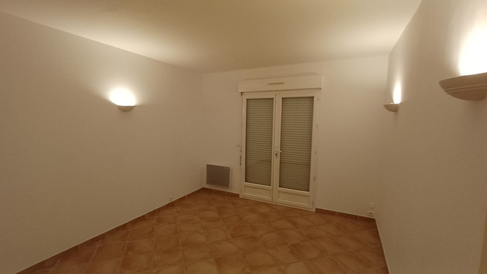 
                                                Location
                                                 Villa dans quartier résidentiel