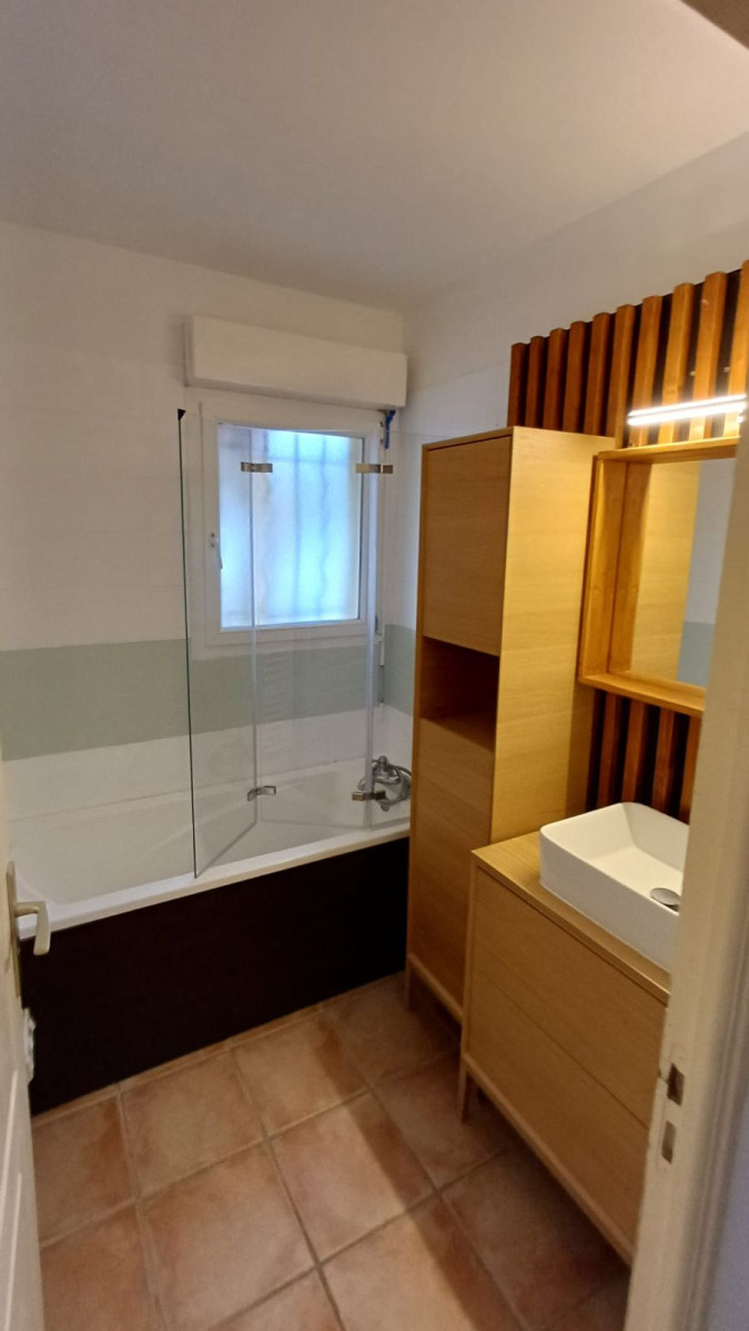 
                                                Location
                                                 Villa dans quartier résidentiel