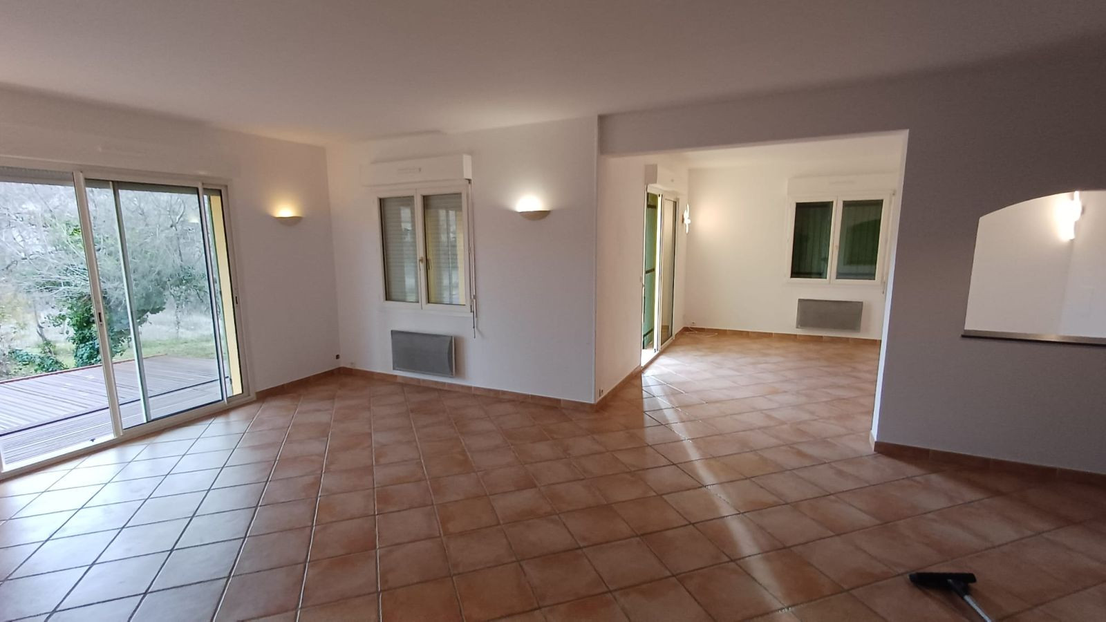 
                                                Location
                                                 Villa dans quartier résidentiel